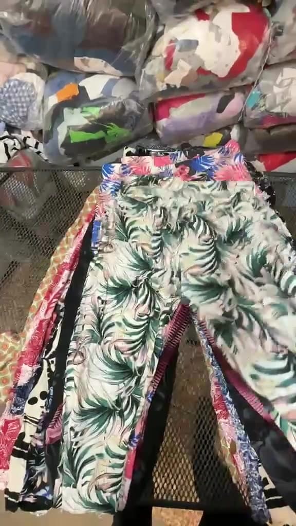 Gumis derekú női nadrág